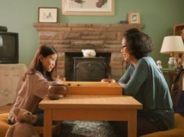 In Induk Lee's short film Baduk, Haejijn rediscovers the game 'baduk' that she played with her mother in her youth and revisits the moments that shaped their relationship.
